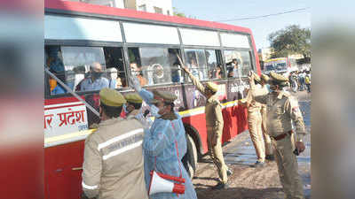 लॉकडाउनः लखनऊ में न हो दिल्ली जैसा हाल इसलिए आते ही लोगों को बसों में भरकर भेज रही पुलिस