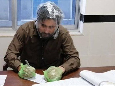कोरोना: पाकिस्‍तानी डॉक्‍टर ने खोली इमरान सरकार की पोल, सिर पर पहनी प्‍ला‍स्टिक की थैली