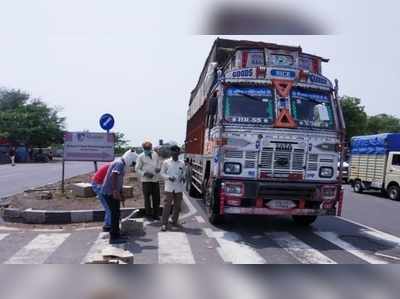 मजुरांना पाणीबॉटलचे वाटप