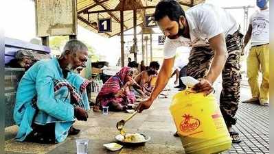 করোনা আতঙ্কে আর্তের সাহায্যে ওঁরা