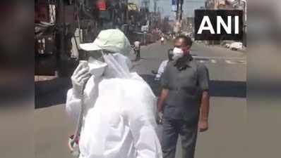 लॉकडाउन: ममता के मंत्री का निराला अंदाज, प्रोटेक्टिव बॉडीसूट पहने लोगों से की अपील