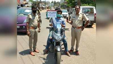 ಶಿರಸಿ: ಲಾಕ್‌ಡೌನ್‌ ಉಲ್ಲಂಘನೆ ಮಾಡಿದ ಸವಾರರ ಕೈಗೆ ನನ್ನನ್ನು ಕ್ಷಮಿಸಿ ಫಲಕ, ವಿನೂತನ ಜಾಗೃತಿ ಮೂಡಿಸಿದ ಪೊಲೀಸರು