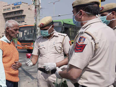 कोरोना से बचाने के लिए दिल्ली पुलिस के जवान कर रहे 15 घंटे की ड्यूटी, 10 दिन से नहीं गए घर