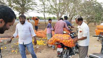 శంషాబాద్ రోడ్డు వెంట బెంగళూరు దోసకాయలు.. ఎగబడ్డ జనం