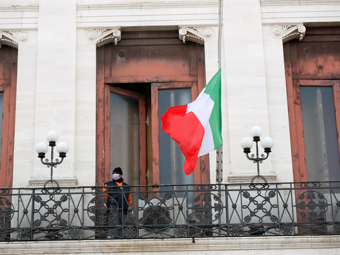 इटली में मृतकों के सम्मान में झुकाया गया झंडा