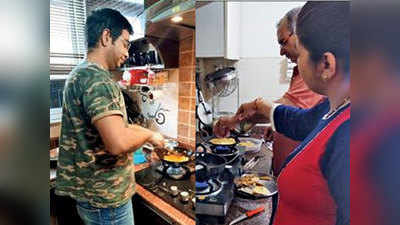 लॉकडाउन: पत्नियों ने किचन में शुरू की कुकिंग क्लास, पति सीख रहे खाना बनाना