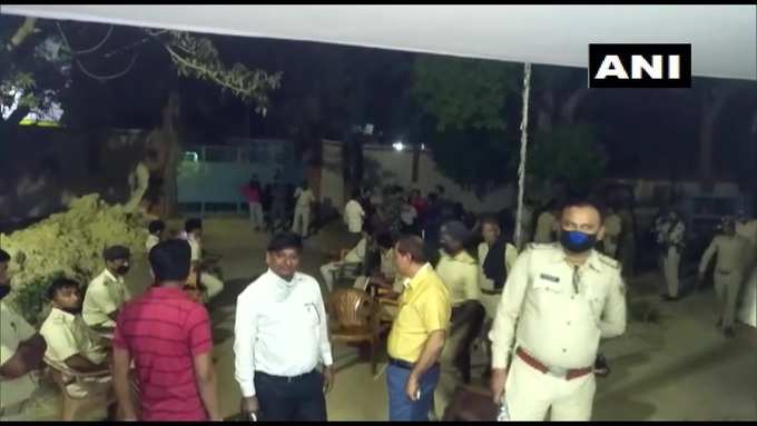बिहारः झांझरपुर के डीएसपी ने बताया कि जब पुलिस मधुबनी की एक मस्जिद में चेक करने  पहुंचे कि यहां कोई तबलीगी जमात का शख्स तो नहीं ठहरा है तो पुलिस पर पत्थरबाजी की गई। इस मामले में तीन लोगों को गिरफ्तार किया गया है।