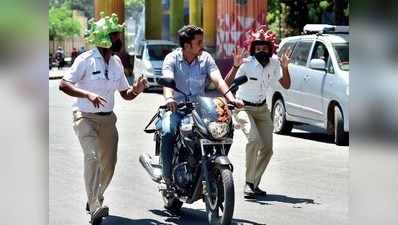 लॉकडाउन: घर से निकलने वालों को बेंगलुरु पुलिस ने पहनाए कोरोना वायरस जैसा दिखने वाला हेल्मेट
