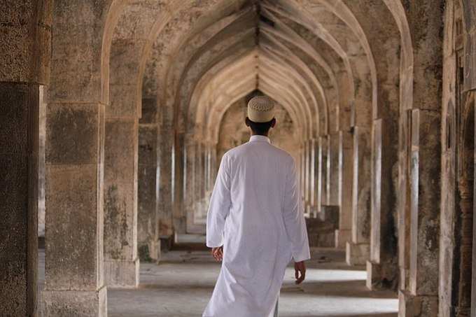 ಗುರುದ್ವಾರ, ಮಸೀದಿ ಮತ್ತು ದೇವಾಲಯವಿದೆ