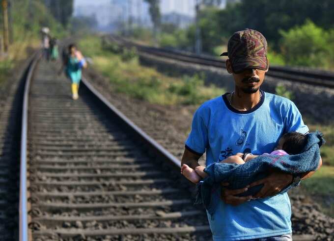 इस बीच मुंबई से कुछ ऐसी तस्वीरें सामने आ रही हैं जहां लोग रेलवे ट्रैक के रास्ते अपने गांवों की ओर जा रहे हैं।