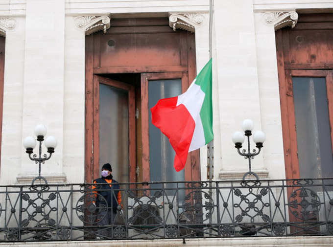 इटलीत १२ हजार जणांचा मृत्यू