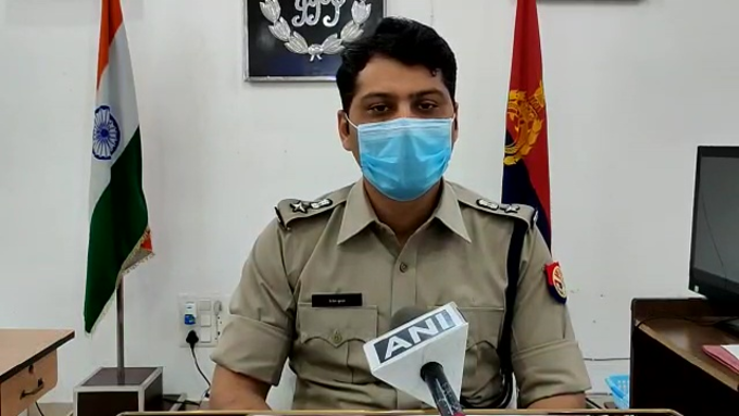 सहारनपुर के नकूर पुलिस स्टेशन में एक सरकारी कर्मचारी ने फांसी लगाकर की खुदकुशी। सूइसाइड नोट में लिखा कि कोरोना से डरा हुआ था। उसके परिवार का कहना है कि वह लंबे समय से अवसाद में थाः दिनेश कुमार पी, एसएसपी