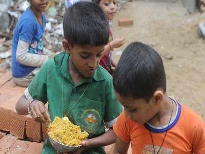 जादवपुर यूनिवर्सिटी के छात्रों ने कैंपस में बनाई रसोई, रोजाना 200 गरीबों को खिला रहे हैं खाना