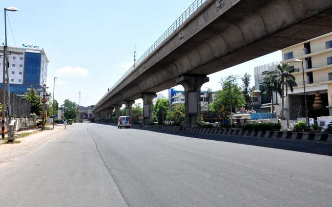 ರಸ್ತೆಯುದ್ದಕ್ಕೂ ಖಾಲಿ ಖಾಲಿ