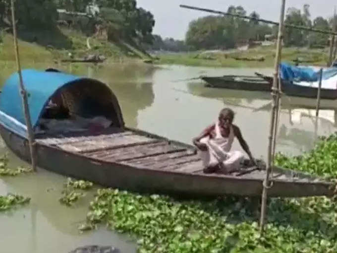 कोरोना: गांववालों ने घुसने नहीं दिया, नाव पर हो गए क्वारंटीन