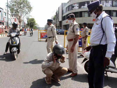 डॉक्टरांच्या जुन्या चिठ्ठ्यां घेऊन लोक रस्त्यावर