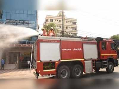 কলকাতাকে দেখে ব্যবস্থা ঢাকার, পথ ধোয়া হল জীবাণুনাশক স্প্রে দিয়ে!