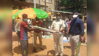 लॉकडाउनः मुंबई में खुले मैदान में लगी मंडी, सब्जी वालों को पुलिस ने बांटी छतरी
