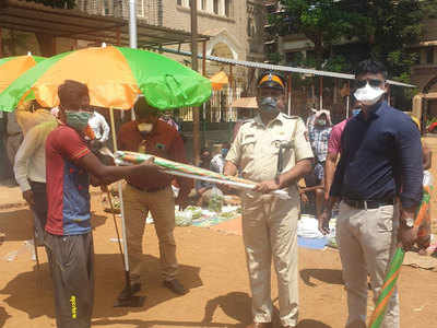लॉकडाउनः मुंबई में खुले मैदान में लगी मंडी, सब्जी वालों को पुलिस ने बांटी छतरी