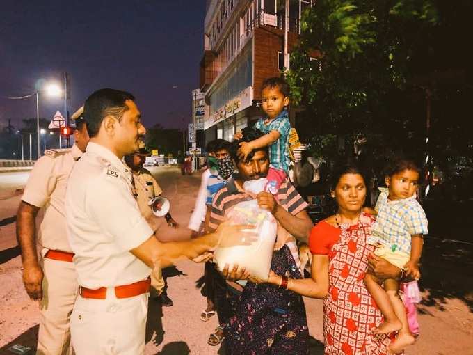 ​ಪೊಲೀಸರೊಂದಿಗೆ ನಾವೂ ಕೈಜೋಡಿಸೋಣ ಕೊರೊನಾ ನಿಯಂತ್ರಿಸೋಣ