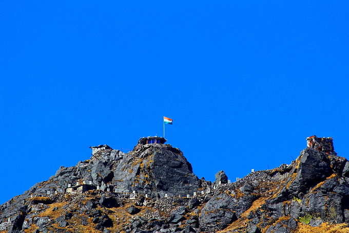 ಎರಡು ಪ್ರವೇಶ ದ್ವಾರಗಳು