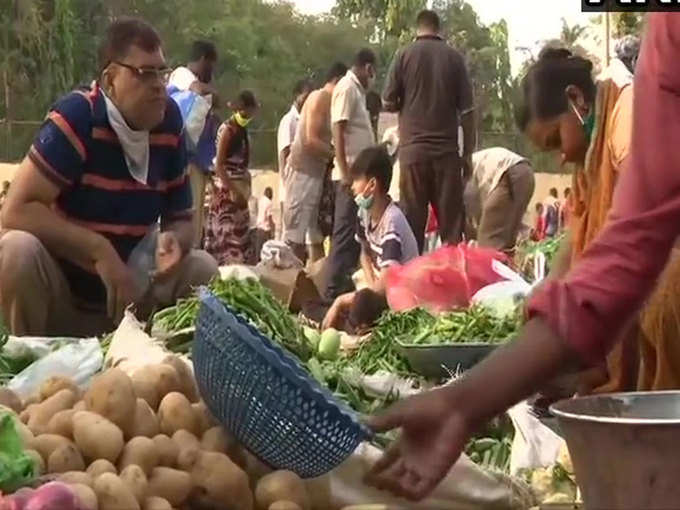 ​मंडी में खरीददारी करते लोग