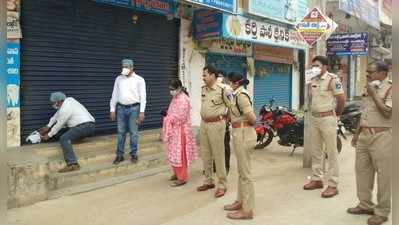 షాద్‌నగర్ కరోనా పేషెంట్‌కు ఆర్ఎంపీ చికిత్స.. క్లినిక్ సీజ్ చేసిన అధికారులు