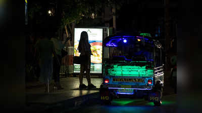 थाइलैंड: कोरोना से ठप पार्टीलैंड, सड़कों पर कस्टमर तलाशने को मजबूर सेक्स वर्कर्स