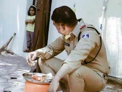 दरवाजा के बाहर बैठकर खाना खा रहे दारोगा,  पापा की गोद में जाने को तरस रही बेटी