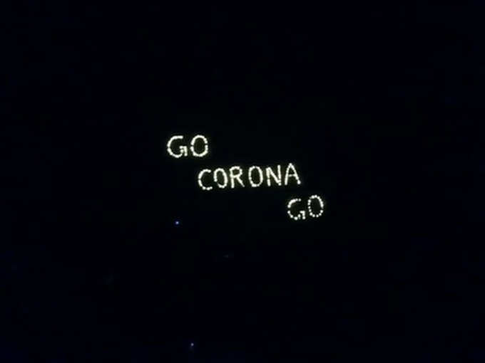गुजरात के अहमदाबाद में लोगों ने दीपक से लिख दिया गो कोरोना गो