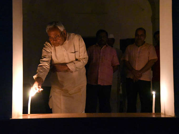 पीएम मोदी के आह्वान पर बिहार के CM नीतीश कुमार ने जलाई मोमबत्ती