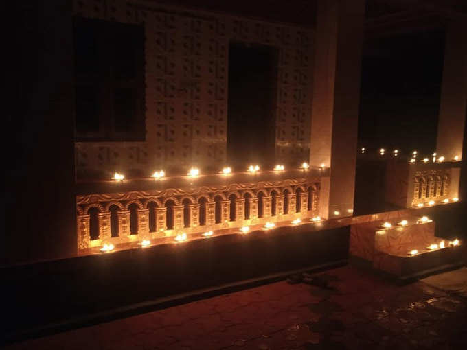 कर्नाटक में लोगों ने कुछ इस अंदाज में जलाई मोमबत्ती