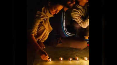 कंगना रनौत ने मनाली में पूरे परिवार के साथ जलाए दीये, रंगोली ने दिखाया वीडियो