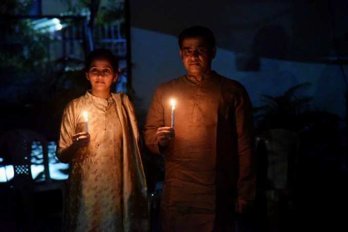 ദീപവും മെഴുകുതിരികളും കത്തിച്ച് രാജ്യം; ചിത്രങ്ങൾ കാണാം