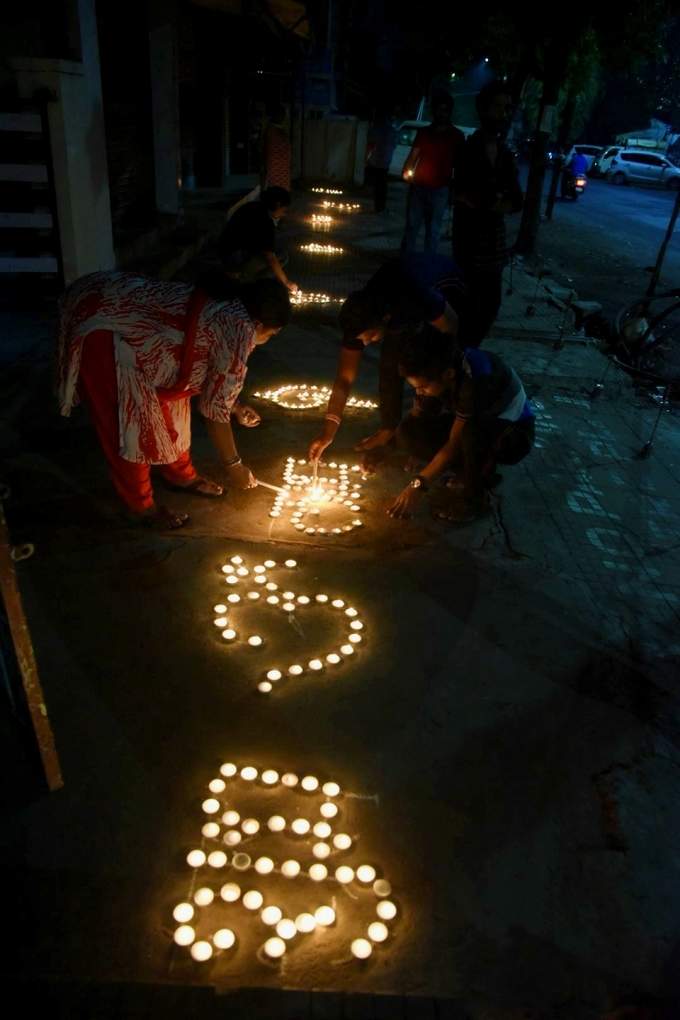 ദീപവും മെഴുകുതിരികളും കത്തിച്ച് രാജ്യം; ചിത്രങ്ങൾ കാണാം