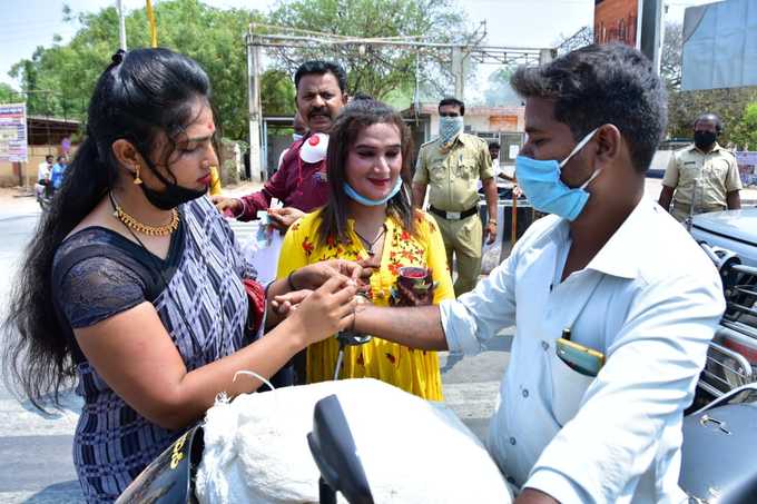 transgenders tied rakhi those who violates lockdown in koppala