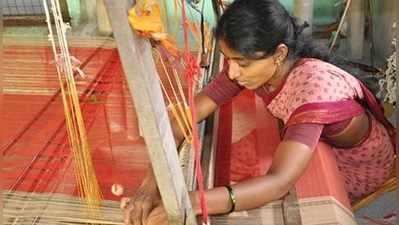 ঘরে থাকলেই সব মহিলা পাবেন নতুন শাড়ি! করোনা রুখতে নতুন পথে বাংলার গ্রাম