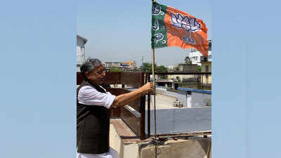 कोरोना संकट के बीच BJP के 40वें स्थापना दिवस पर सुशील मोदी ने घर पर फहराया झंडा