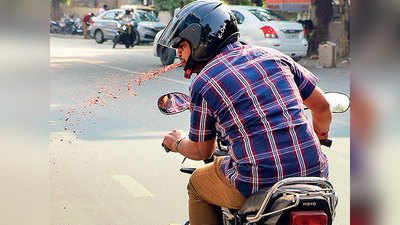 मुंबई में बाइक सवार ने महिला पर थूका, मामला दर्ज