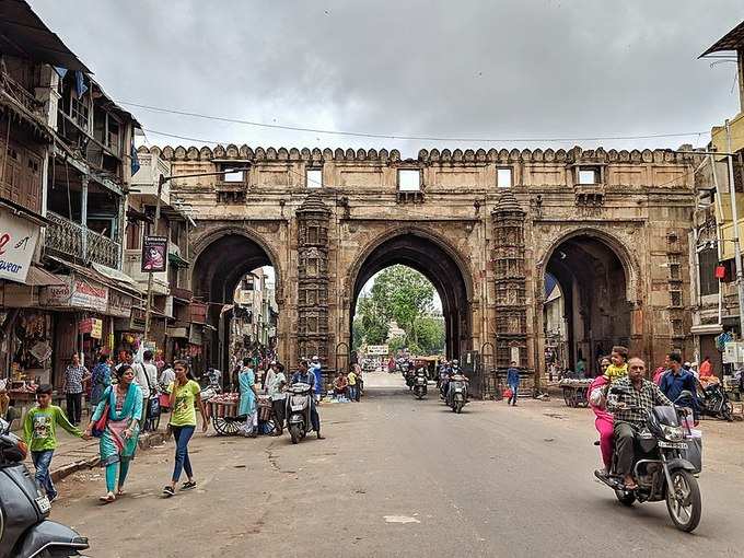 ​ತೀನ್ ದರ್ವಾಜಾ