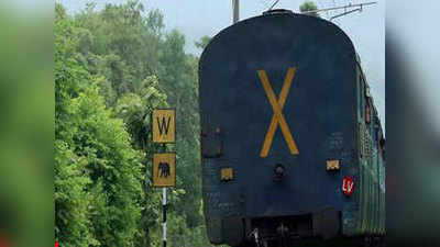 लॉकडाउन से थमी ट्रेनें, इलेक्ट्रिक लाइनों की मरम्मत करवा रहा रेलवे
