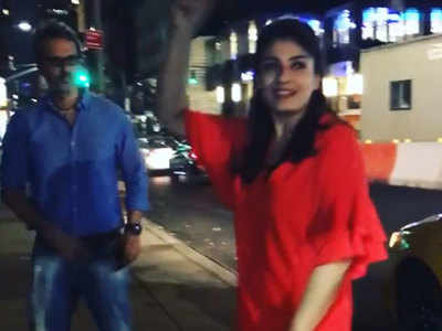 वीडियो: जब सड़क पर डांस करने लगीं रवीना टंडन, बेटी को होना पड़ा शर्मिंदा