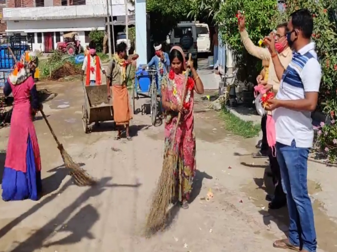 लोगों ने सफाई वालों पर बरसाए फूल