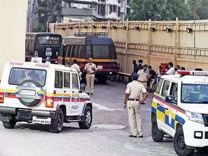 मातोश्री तक पहुंचा कोरोना, अलर्ट