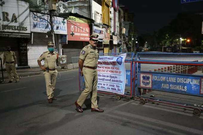 పాతబస్తీలో డీజీపీ సుడిగాలి పర్యటన