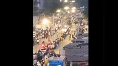धारावी: कोरोना के दस्तक के बावजूद लाइन में लगे सैकड़ों की भीड़, वीडियो वायरल