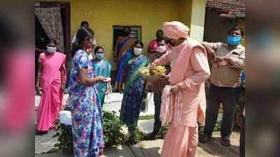 ಕಟಾವಿಗೆ ಬಂದಿದ್ದ ಬಾಳೆ ಭಕ್ತರಿಗೆ ವಿತರಿಸಿದ ಶ್ರೀಗಳು