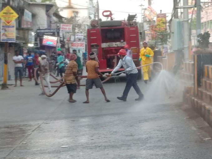 मुख्य सड़कों को किया जा रहा सैनिटाइज