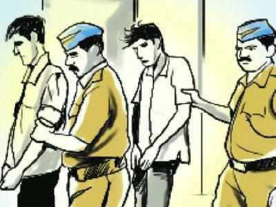 लॉकडाउनः यूपी पुलिस की वर्दी पहन बॉर्डर पार कराने की कोशिश, 5 गिरफ्तार