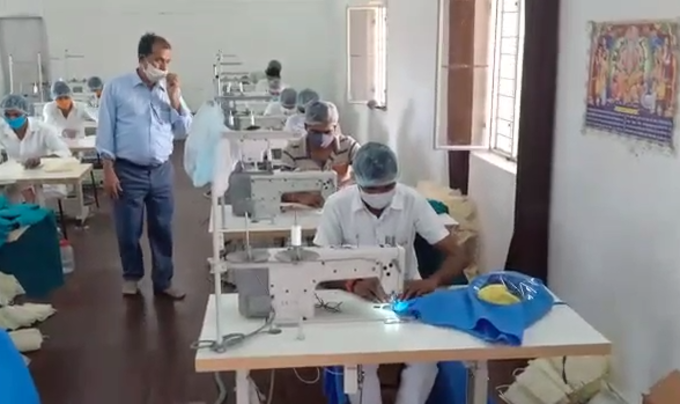 उत्तर प्रदेश के कैदी बना रहे हैं पीपीई सेट। अब तक वे 50 सेट बना चुके हैं और 100 पर काम चल रहा है। उन्होंने ये किट बलरामपुर अस्पताल को दी हैं।
